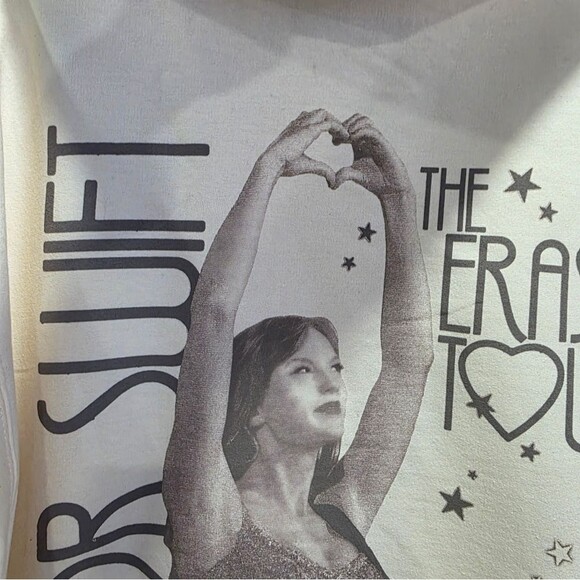 Swift Eras Tour Fearless Hand Heart Photo Hoodie Beige Cream Sz 2X Sweatshirt - Picture 2 of 9